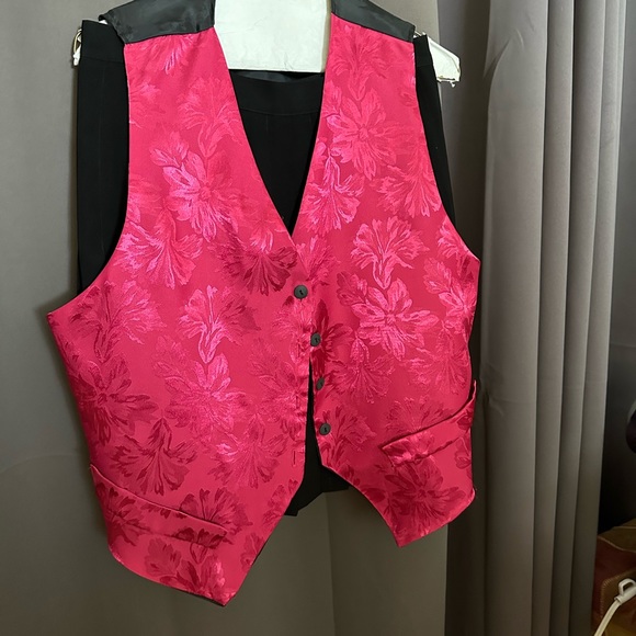 Beautiful vest that goes quite nicely with the black pleated skirt. - Picture 1 of 3